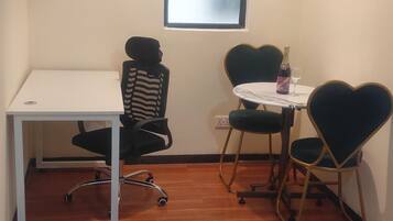 Studio Suite Tiêu chuẩn, ban công, quang cảnh thành phố | Khu ăn uống