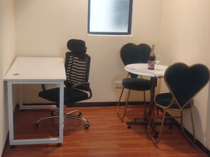 Standard Studio Suite, Balcony, City View | Dining - Cobot Suites Marcus Garden (Nairobi)