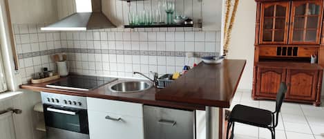 KĂŒhlschrank, Mikrowelle, Ofen, Herdplatte