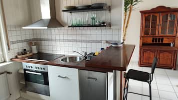 Kühlschrank, Mikrowelle, Ofen, Herdplatte