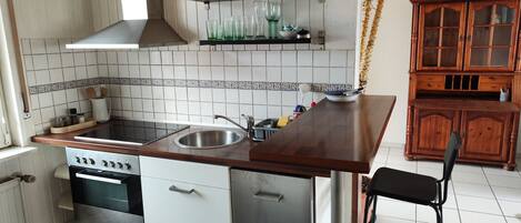 Kylskåp, mikrovågsugn, ugn och spishäll