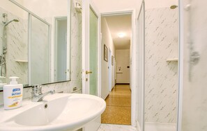 Shower, hair dryer - Lovely apartment in Rapallo with WiFi (Rapallo)