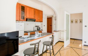 Fridge, microwave, stovetop, cookware/dishes/utensils - Lovely apartment in Rapallo with WiFi (Rapallo)