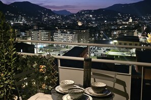 Outdoor dining - In the Como Borghi district (10 Floor Flat) (Como)