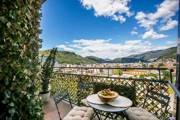 Outdoor dining - In the Como Borghi district (10 Floor Flat) (Como)
