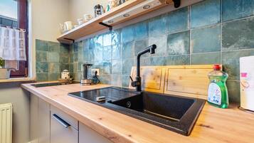 Fridge, stovetop, coffee/tea maker, electric kettle