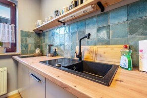 Fridge, stovetop, coffee/tea maker, electric kettle - Apartment 'Schicke Kleine Bude' with Shared Garden and Wi-Fi (Neuenkirchen)