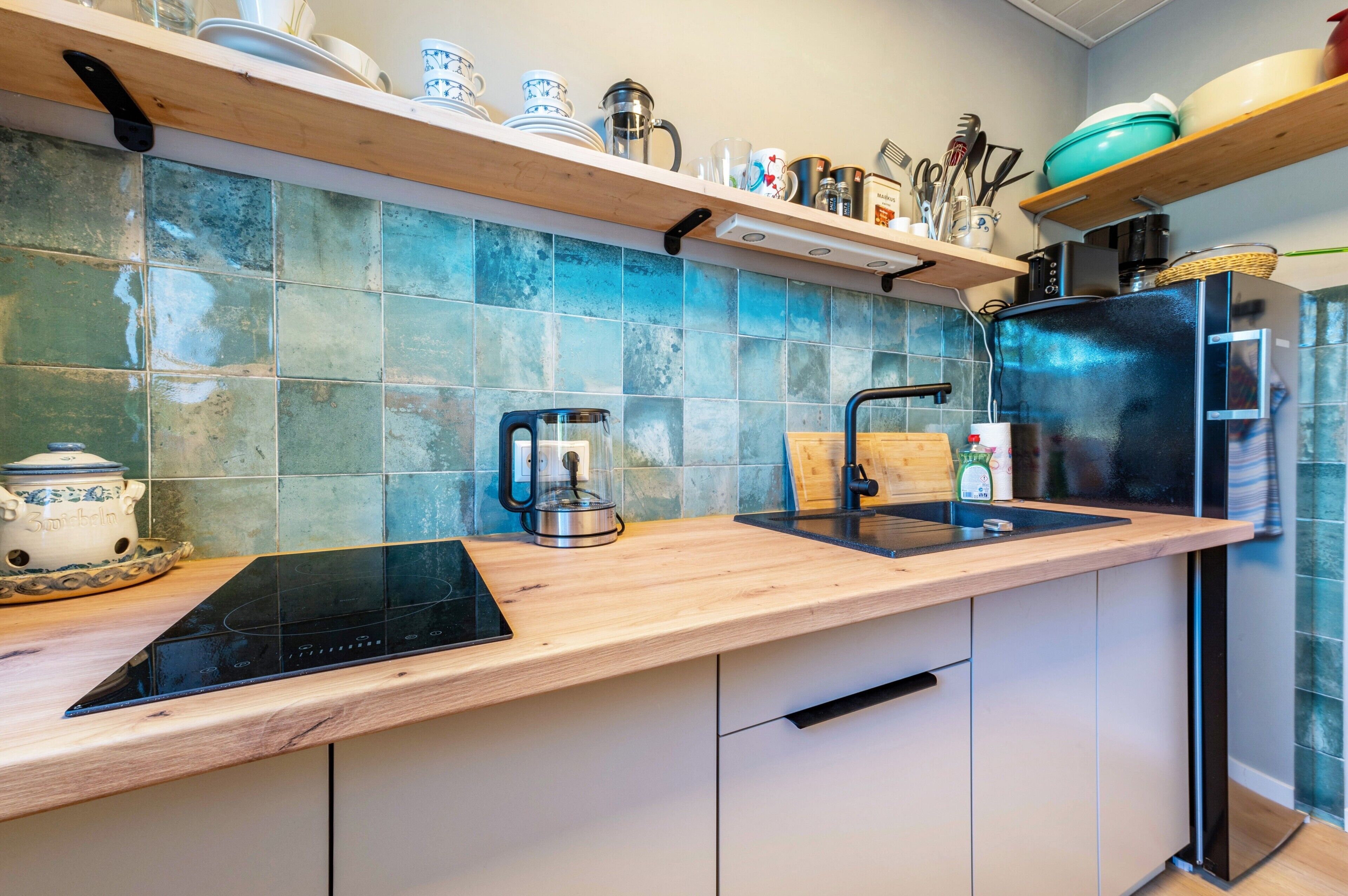 Kühlschrank, Herdplatte, Wasserkocher mit Kaffee-/Teezubehör