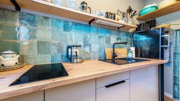 Kühlschrank, Herdplatte, Wasserkocher mit Kaffee-/Teezubehör