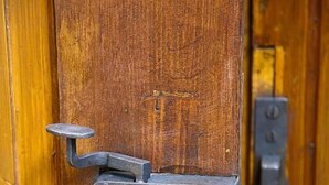 A metal latch on a wooden door. - Dicker Mann Hotel Zum Blauen Krebs (Regensburg)