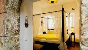 A room with a four-poster bed, white curtains, and two bedside lamps. - Dicker Mann Hotel Zum Blauen Krebs (Regensburg)