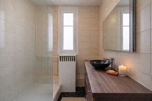 Haartrockner, Handtücher, Seife, Toilettenpapier