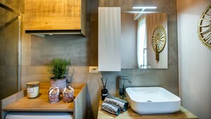 Douche, séchoir à cheveux, bidet, serviettes fournies
