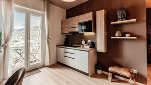 Réfrigérateur, four à micro-ondes, un four, surface de cuisson
