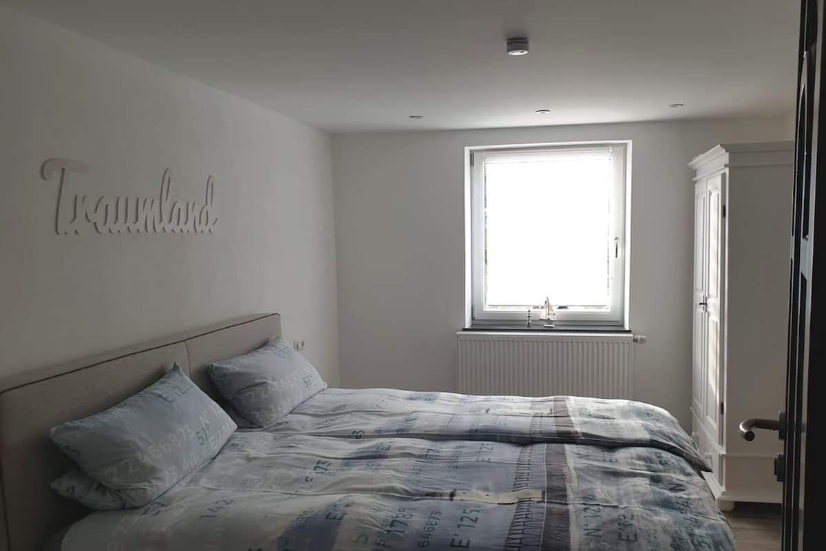 Condo (Meeresbrise) | Desk, laptop workspace, blackout drapes, soundproofing