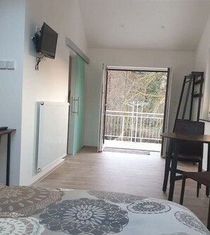 Desk, laptop workspace, blackout curtains, soundproofing - Schlafwelt Schalkhaus (Elsenfeld)