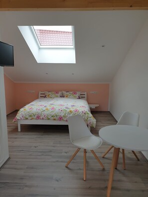 Schreibtisch, laptopgeeigneter Arbeitsplatz, Verdunkelungsvorhänge