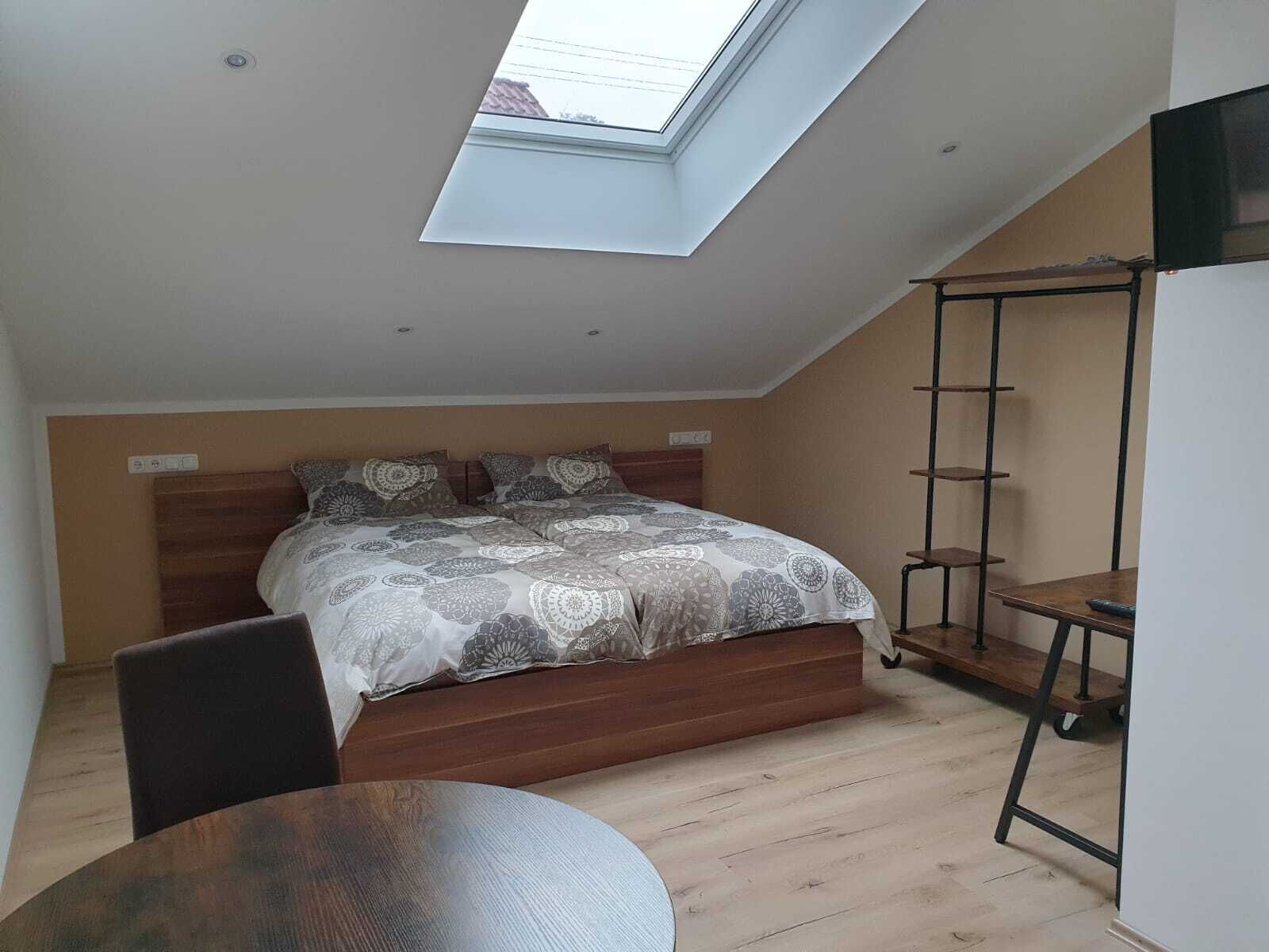 Schreibtisch, laptopgeeigneter Arbeitsplatz, Verdunkelungsvorhänge