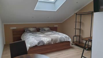 Schreibtisch, laptopgeeigneter Arbeitsplatz, VerdunkelungsvorhÀnge