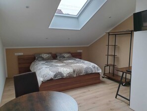 Desk, laptop workspace, blackout curtains, soundproofing - Schlafwelt Schalkhaus (Elsenfeld)