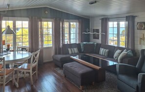 Smart TV, fireplace - Stunning home in Frosta with house sea view (Frosta)