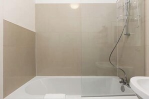 Bathroom - New! Cosy 1BR Top-Floor Flat in Camden (Greater London)