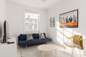 TV - New! Cosy 1BR Top-Floor Flat in Camden (Greater London)
