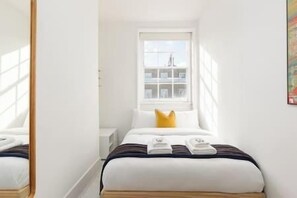 1 bedroom, iron/ironing board, WiFi, bed sheets - New! Cosy 1BR Top-Floor Flat in Camden (Greater London)