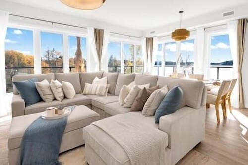 Lakeside Beach Spa Getaway w/ Sauna