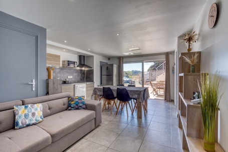 TV. Gîte “Villa Athena” with Shared Pool, Private Terrace, and Wi-Fi