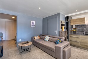 TV - Gîte “Villa Athena” with Shared Pool, Private Terrace, and Wi-Fi (Montagnac)