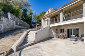 Terrace/patio - Gîte “Villa Athena” with Shared Pool, Private Terrace, and Wi-Fi (Montagnac)