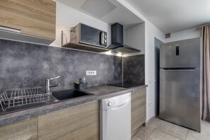 Fridge, microwave, oven, stovetop - Gîte “Villa Athena” with Shared Pool, Private Terrace, and Wi-Fi (Montagnac)