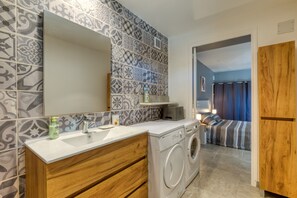 Shower, hair dryer, towels