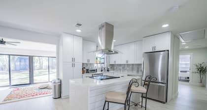 1.5mi from Truist Park/The Battery with a sunroom & en suite bath