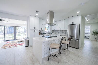 1.5mi from Truist Park/The Battery with a sunroom & en suite bath