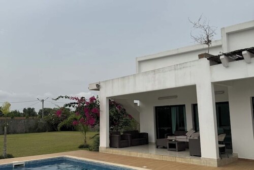 Villa familiale chaleureuse avec piscine et jardin à Assinie