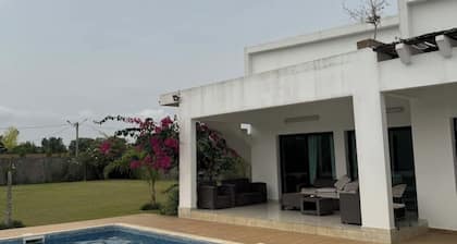 Villa familiale chaleureuse avec piscine et jardin Ă Assinie