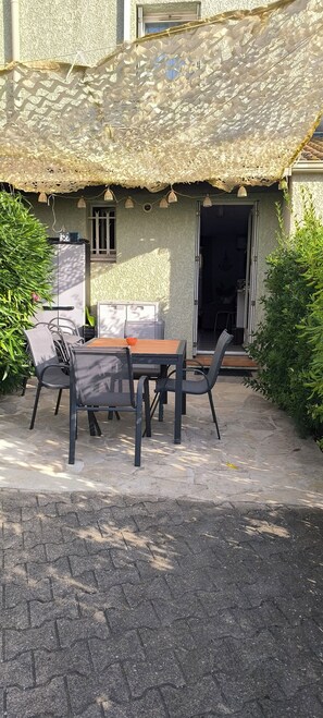 Outdoor dining - New - Air-conditioned vacation home - Swimming pool, near beach and shops (Valras-Plage)
