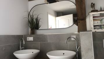 Dusche, Haartrockner, Handtücher