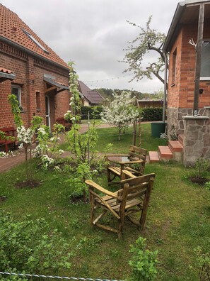 Terrace/patio - Apartment 'Lale' with Lake View, Shared Terrace and Wi-Fi (Wustrow)