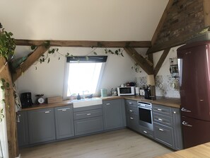 Kjøleskap, mikrobølgeovn, ovn og kokeplater