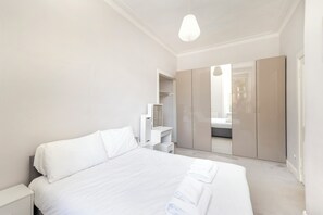 Apartment | Desk, laptop workspace, blackout curtains, free WiFi - Elegant 2-Bed Flat with Edinburgh Charm (Edinburgh)