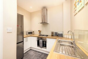 Private kitchen - Elegant 2-Bed Flat with Edinburgh Charm (Edinburgh)