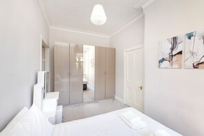 Apartment | Desk, laptop workspace, blackout curtains, free WiFi - Elegant 2-Bed Flat with Edinburgh Charm (Edinburgh)