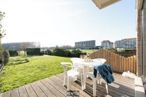 Outdoor dining - Seagenic - stay with terrace and open view in Nieuwpoort (Nieuwpoort)