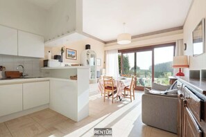 Fridge, microwave, oven, stovetop - Seagenic - stay with terrace and open view in Nieuwpoort (Nieuwpoort)