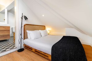 1 bedroom, iron/ironing board, WiFi, bed sheets - The Bica Hideout – Historic & Central (Lisbon)