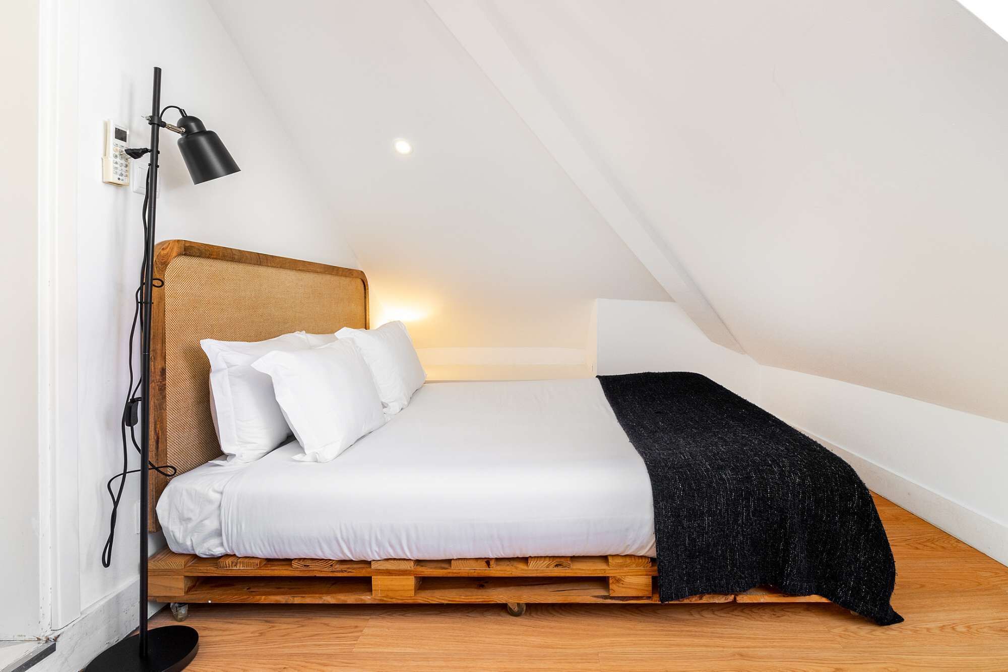 1 dormitorio, tabla de planchar con plancha, wifi y ropa de cama