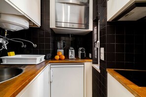 Microwave, stovetop, coffee/tea maker, toaster - Alfama Retreat Steps from Santa Luzia Viewpoint (Lisbon)